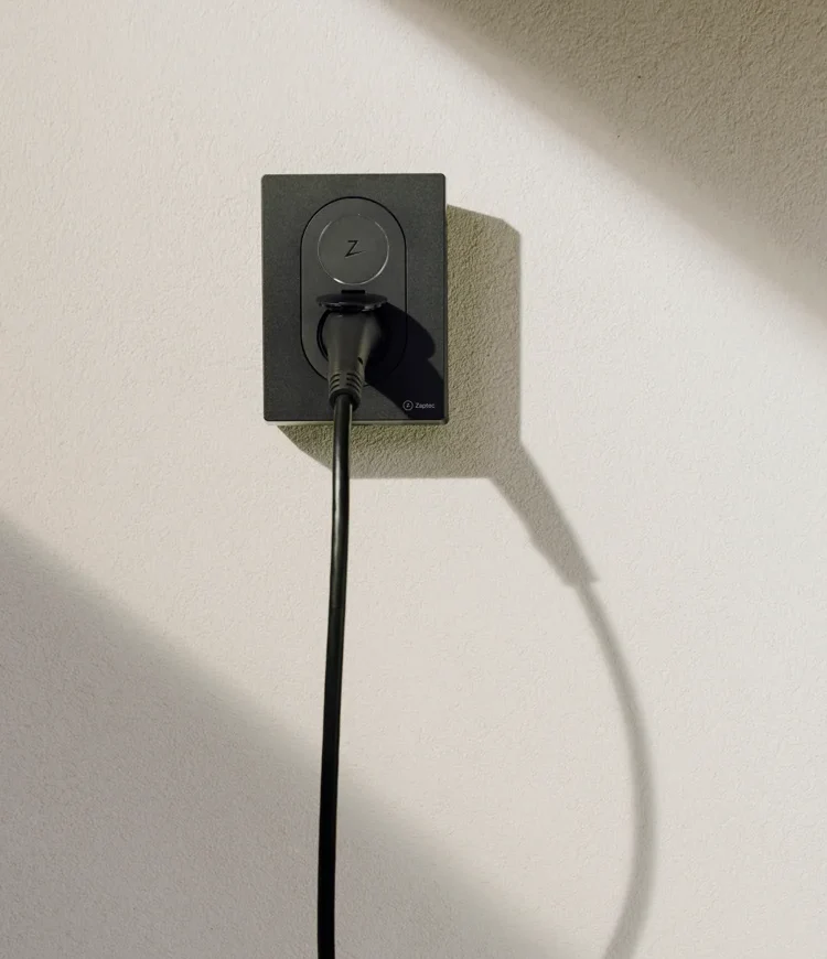 Zaptec Go med ansluten laddkabel på husfasad